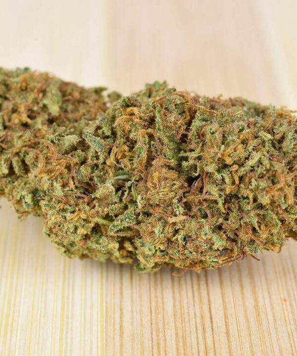 Nærbillede af Strawberry Diesel hampeknopper på lys trææoverflade