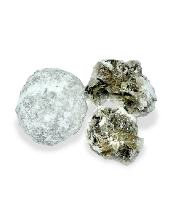Gennemskåret White Ice Moonrock der viser det pudderdækkede ydre lag og den mørkere kerne indeni