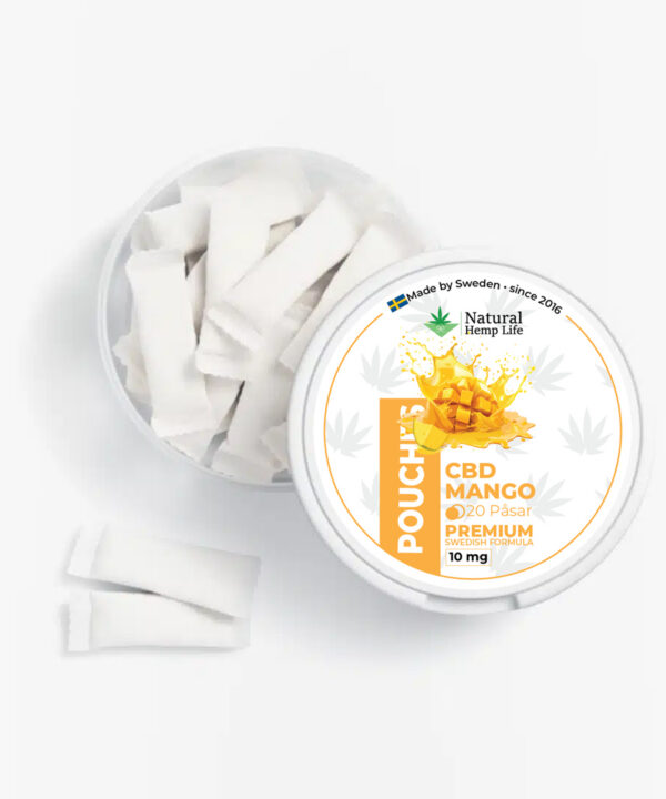 Ovenfra-billede af åben dåse med hvide CBD-pouches i mangosmag