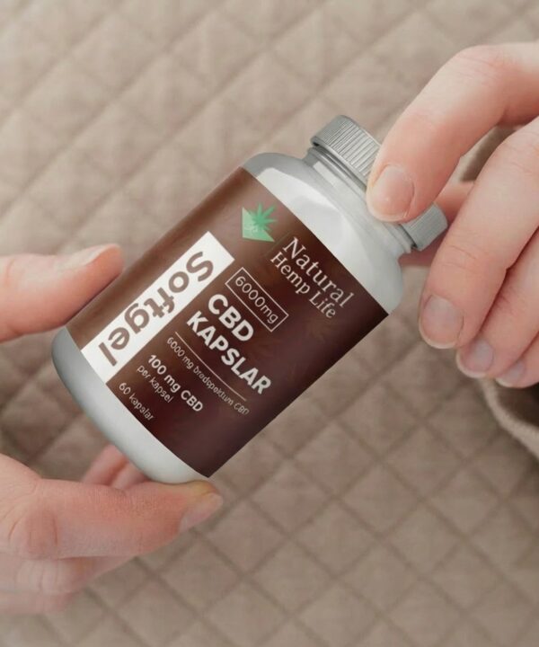 Nærbillede af hænder, der åbner en banke CBD Kapsler Softgel 6000mg fra Natural Hemp Life