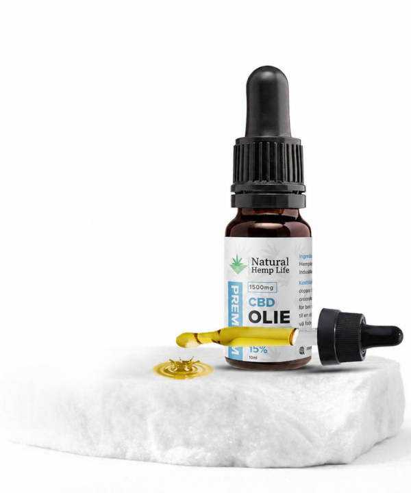 Mørk dråbeflaske med CBD Olie 15% fra Natural Hemp Life på hvid baggrund