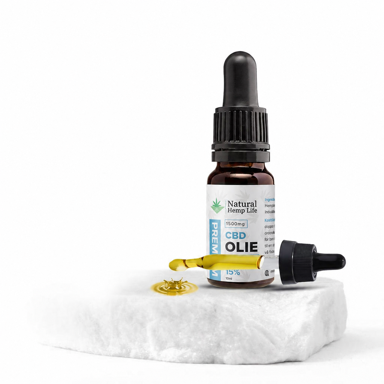 Mørk dråbeflaske med CBD Olie 15% fra Natural Hemp Life på hvid baggrund
