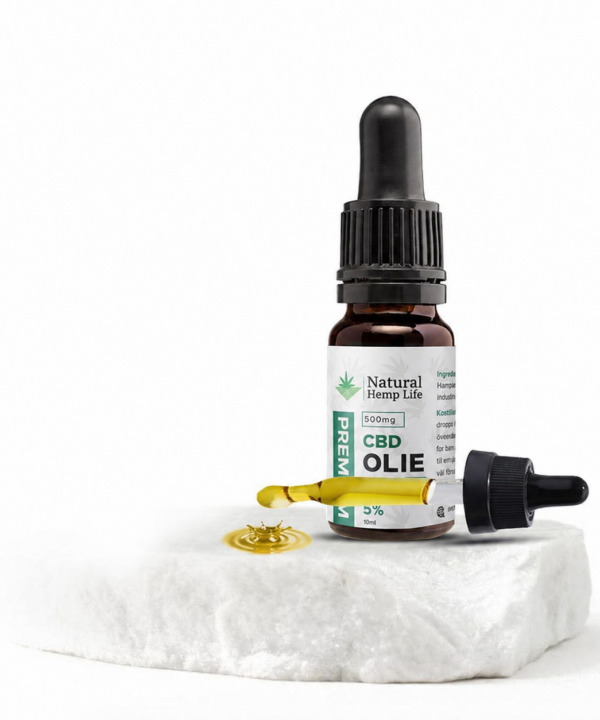 Mørk dråbeflaske med CBD Olie 5% fra Natural Hemp Life på hvid baggrund