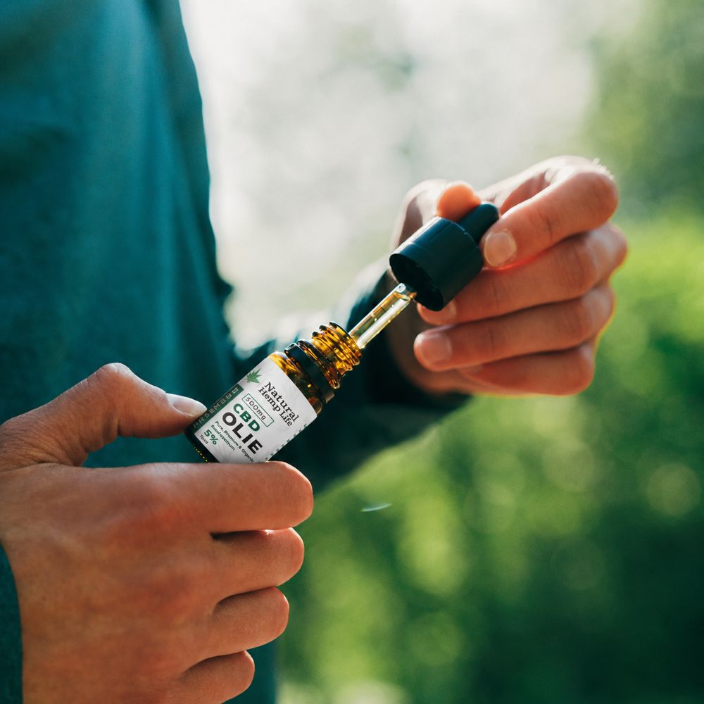 CBD-olie fra Natural Hemp Life i hånden